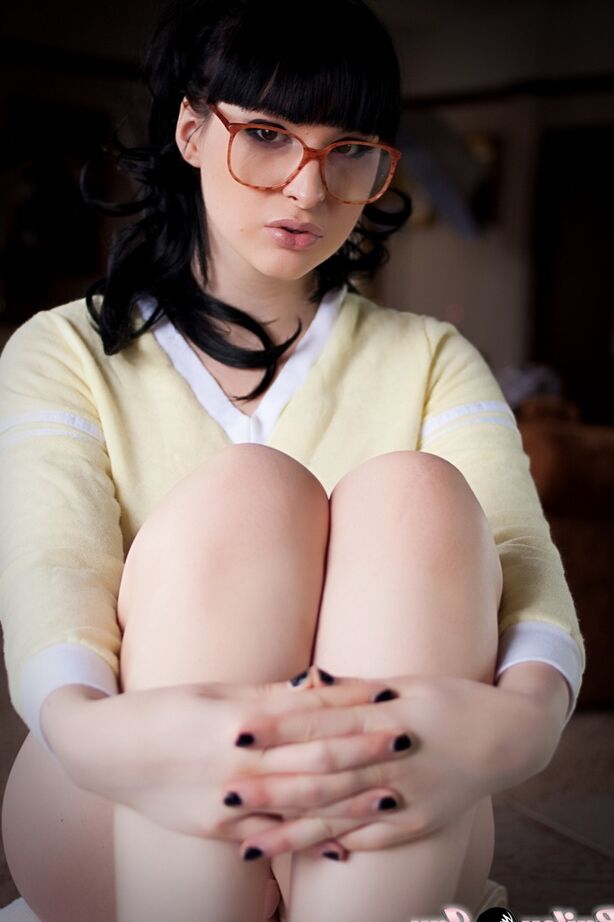 12P Super hot Bailey Jay posing as a horny nerd