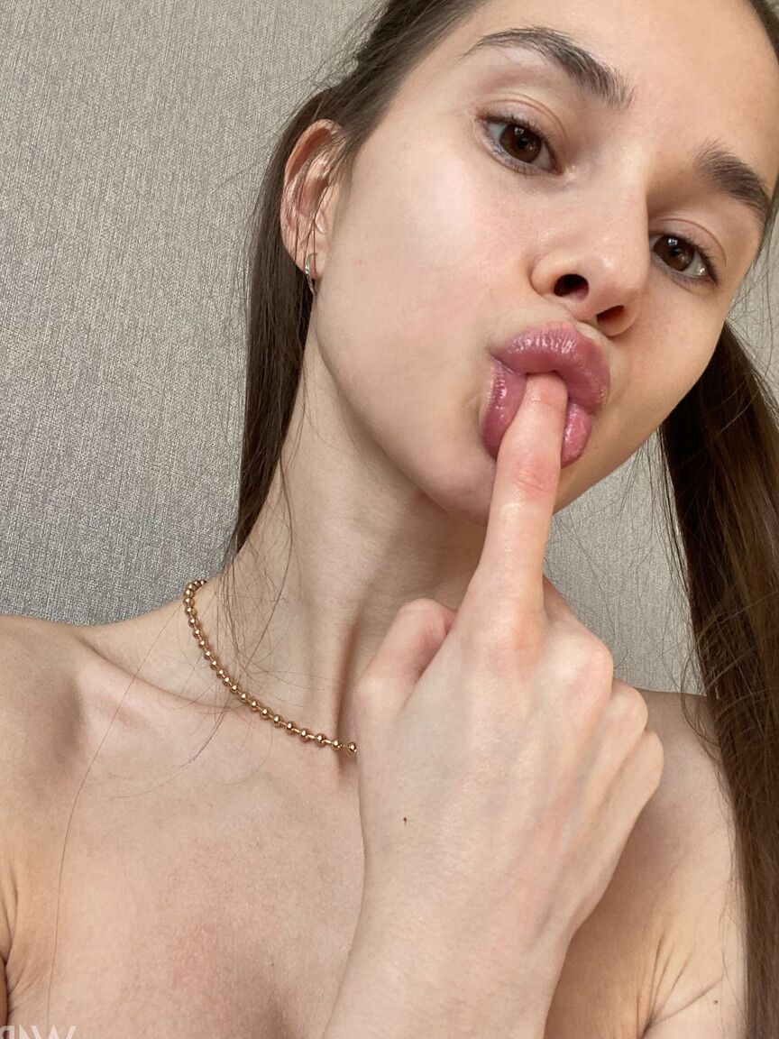 21P La jovencita de cuerpo esbelto Leona Mia enseña sus sabrosas tetas y posa desnuda