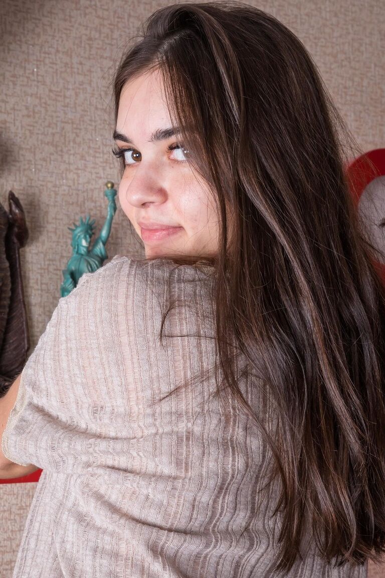 21P Morena adolescente russa Sirena Spilona esfrega sua vagina peluda em seu quarto