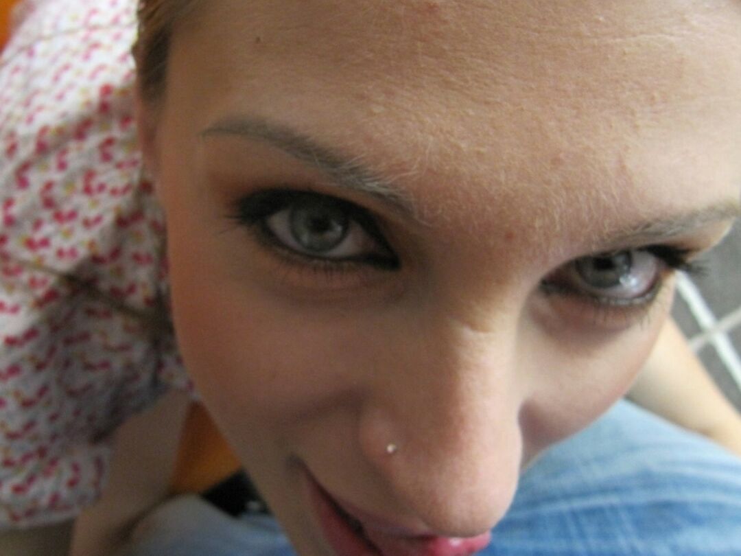 21P La petite amie sexy Olga Barz se doigte les trous après s'être déshabillée sur un canapé