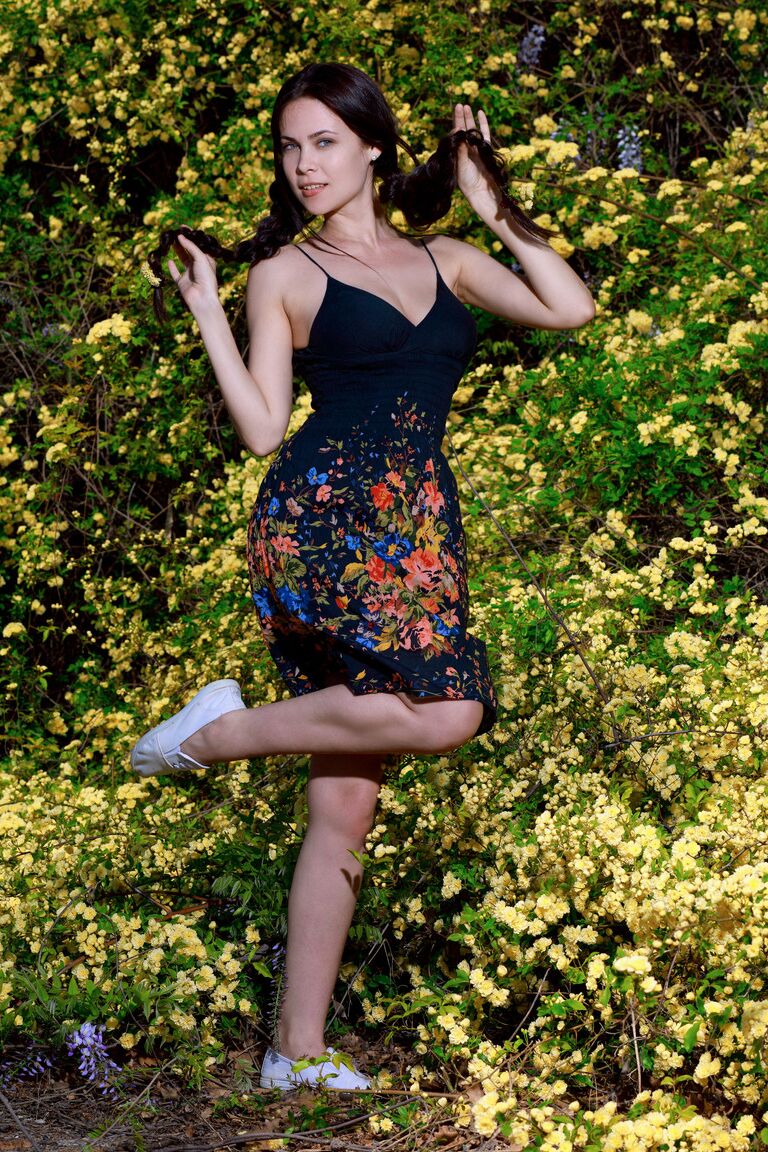 21P Petite modelo russa Martina Mink tira tiras em uma bela natureza