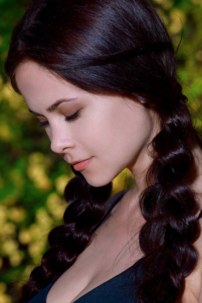 21P Petite modelo russa Martina Mink tira tiras em uma bela natureza