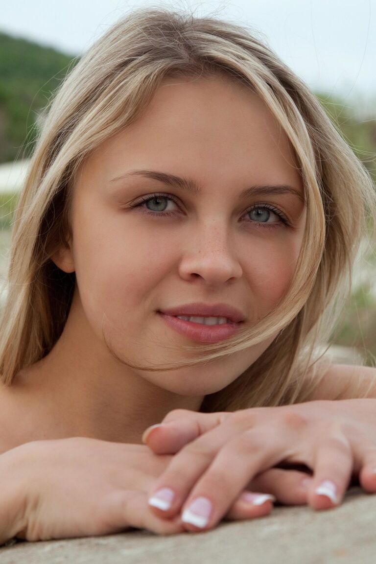 21P Gata loira com lindos olhos Luciana A exibe sua figura incrível