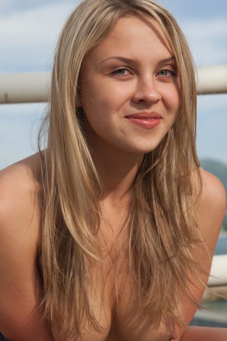 21P Gata loira com lindos olhos Luciana A exibe sua figura incrível