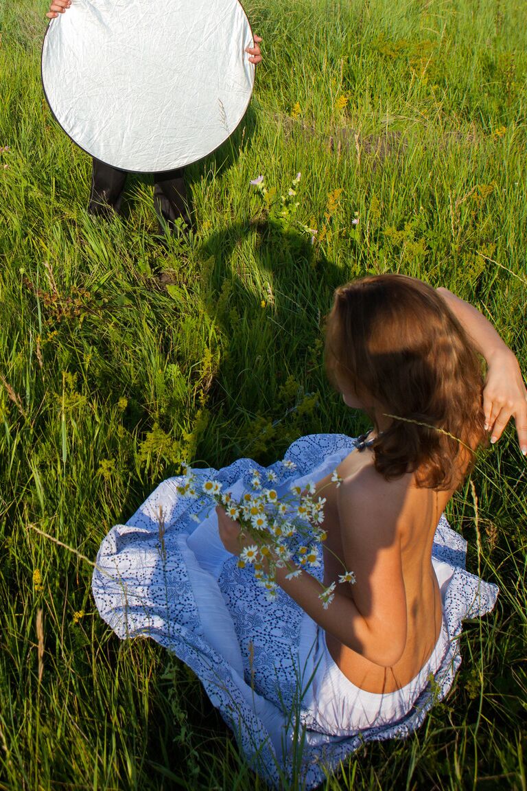 20P La cachonda de precioso cuerpo Nikia se desnuda y salta desnuda al aire libre