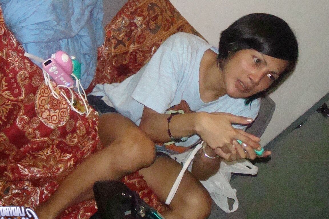 17P Travesti de cabelos curtos Golf tirando a roupa