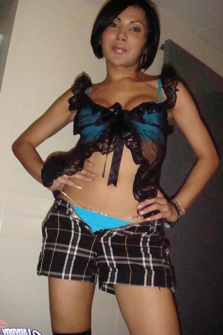 17P Travesti de cabelos curtos Golf tirando a roupa