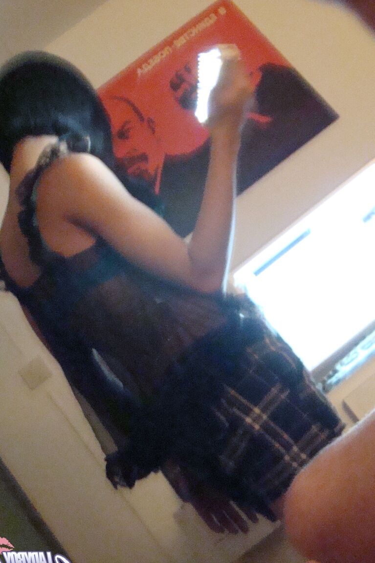17P Travesti de cabelos curtos Golf tirando a roupa