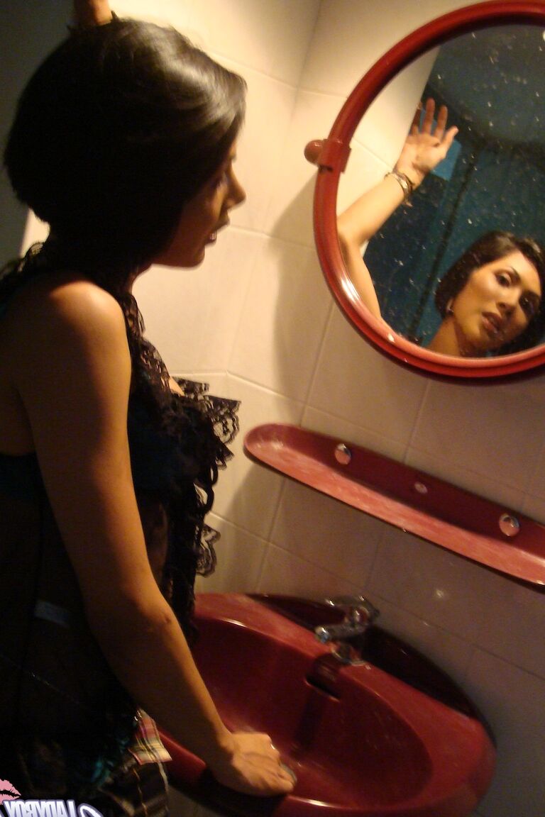 17P Travesti de cabelos curtos Golf tirando a roupa