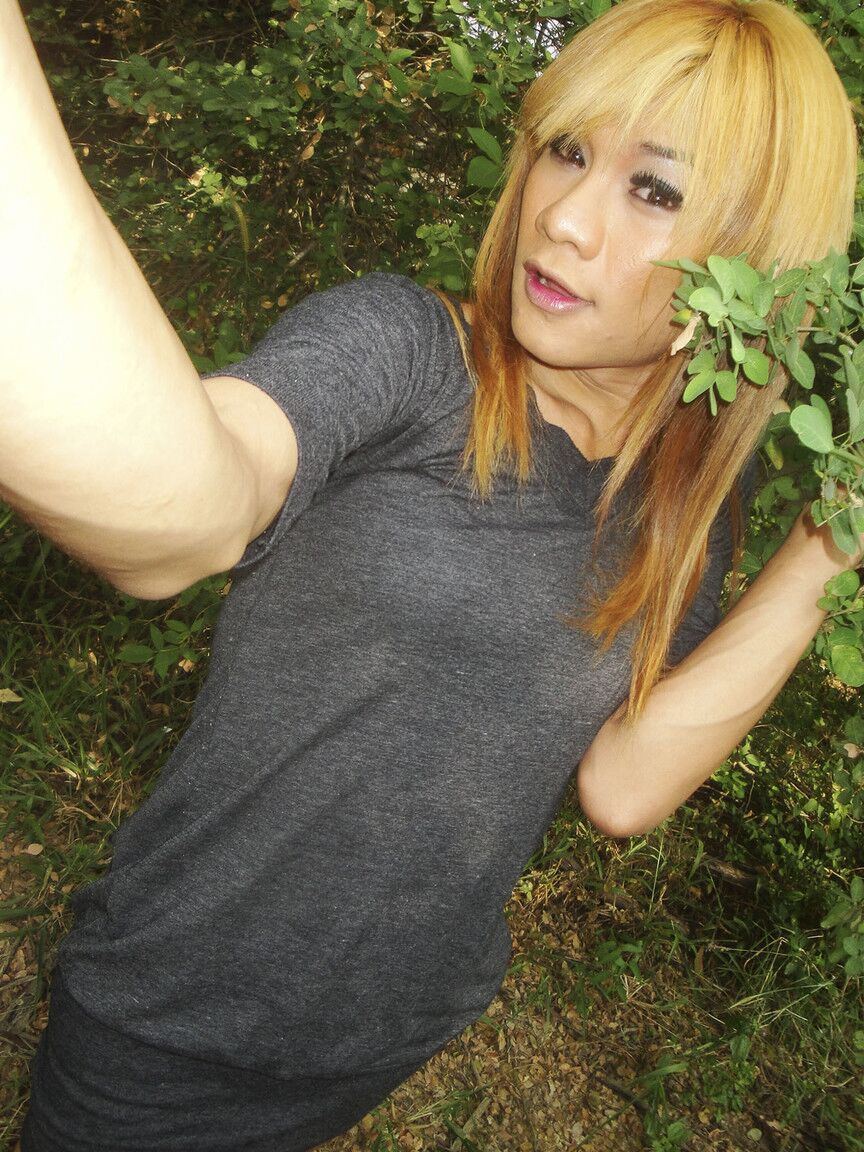 17P Travesti de cabelos dourados Mic brinca ao ar livre com seu grande pau na mão