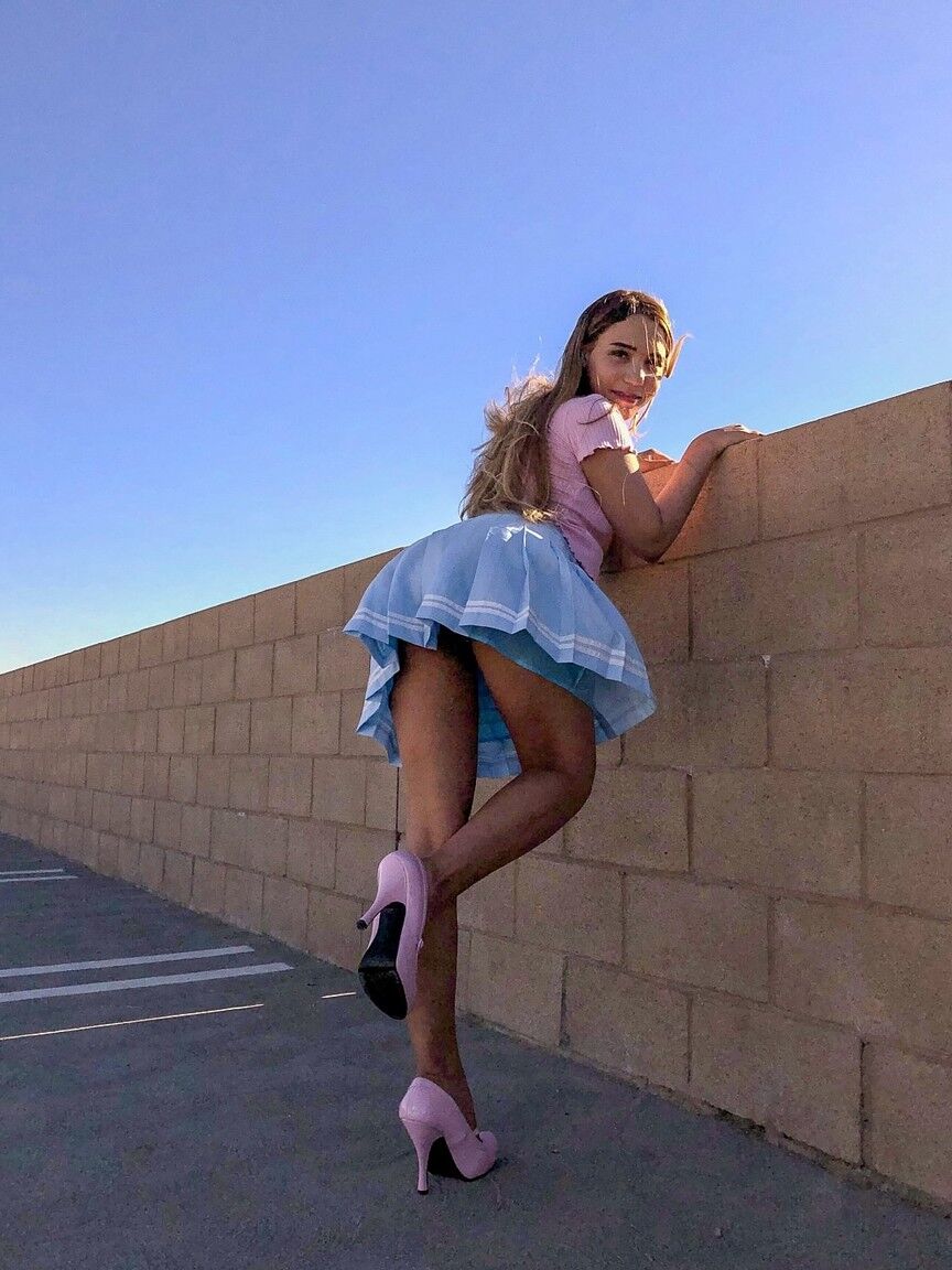 21P A adolescente excêntrica Alita Lee revela seu corpo antes de chupar um pau no ponto de vista