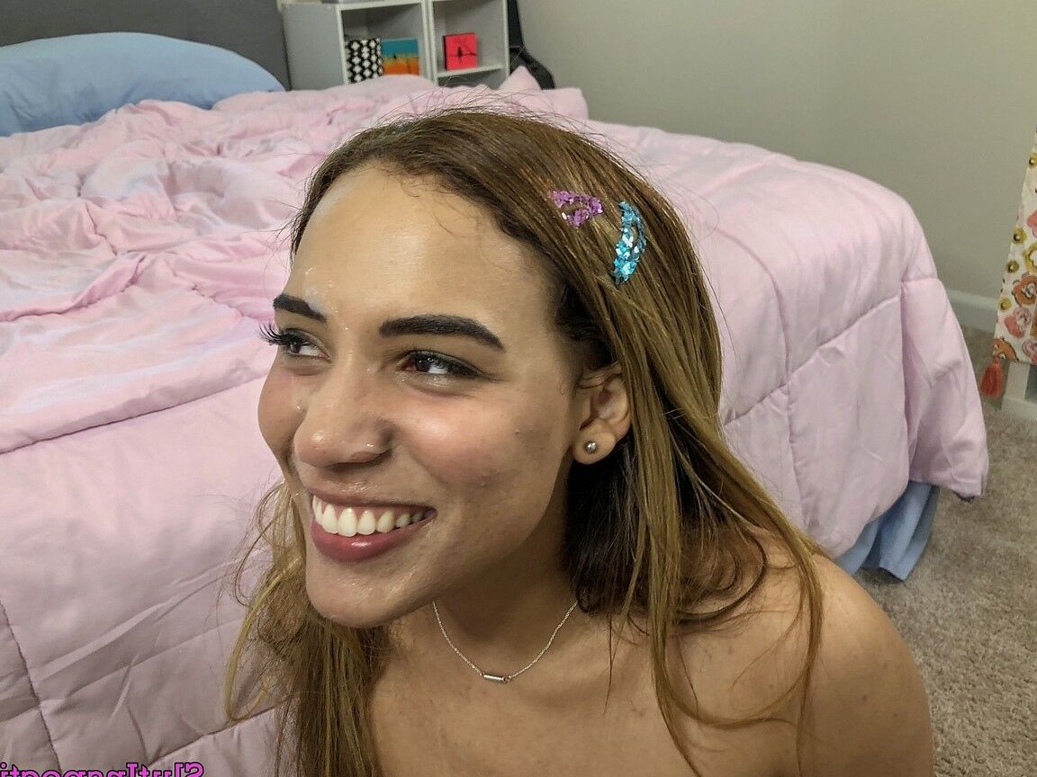 21P A adolescente excêntrica Alita Lee revela seu corpo antes de chupar um pau no ponto de vista