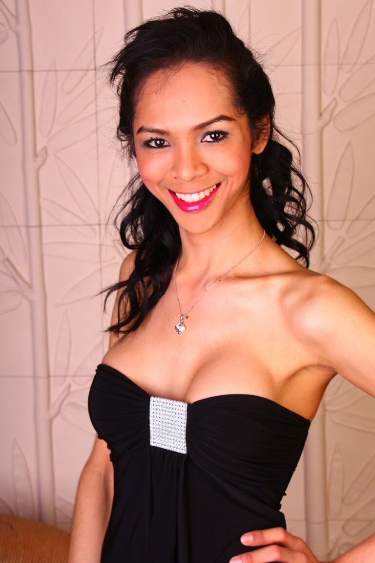 17P Linda transexual asiática acariciando su gran polla dura y posando ante la cámara