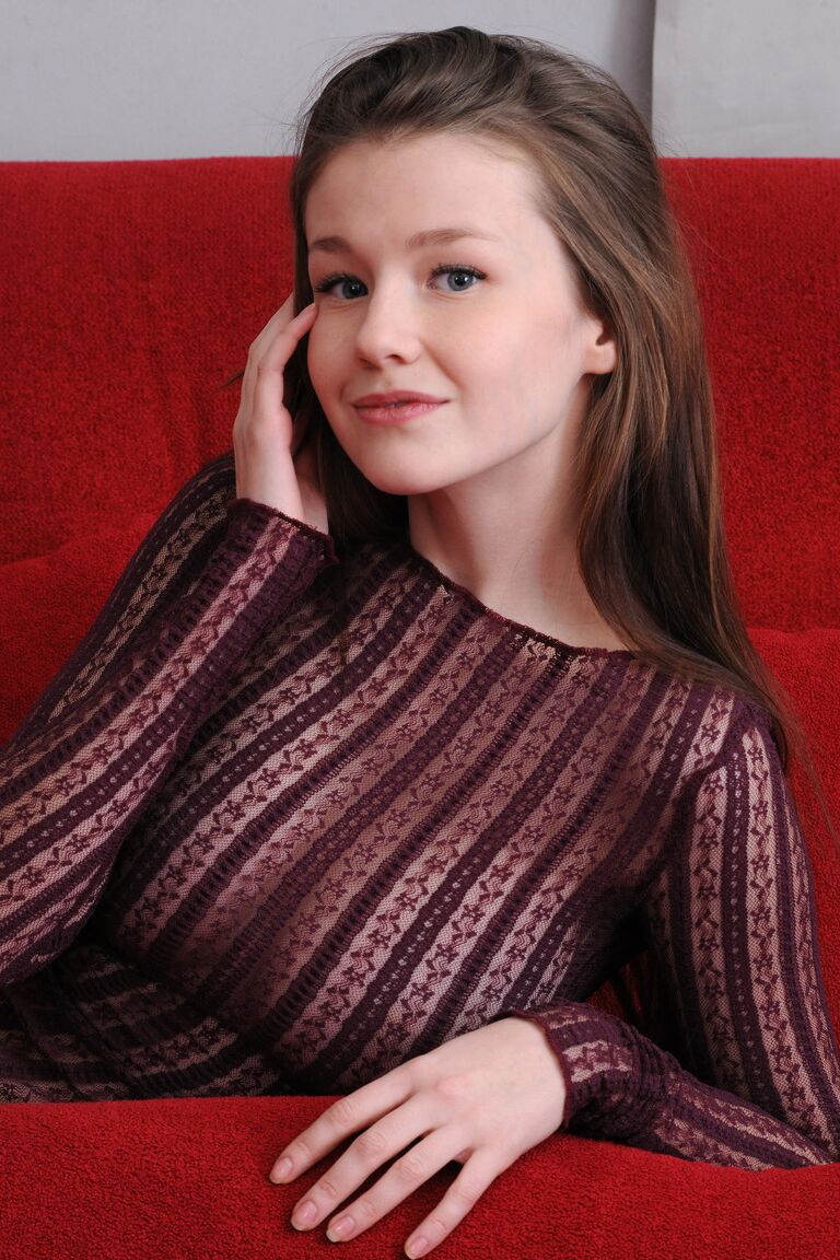 21P Adolescente fofa com peitos incríveis Emily Bloom tira apenas as meias