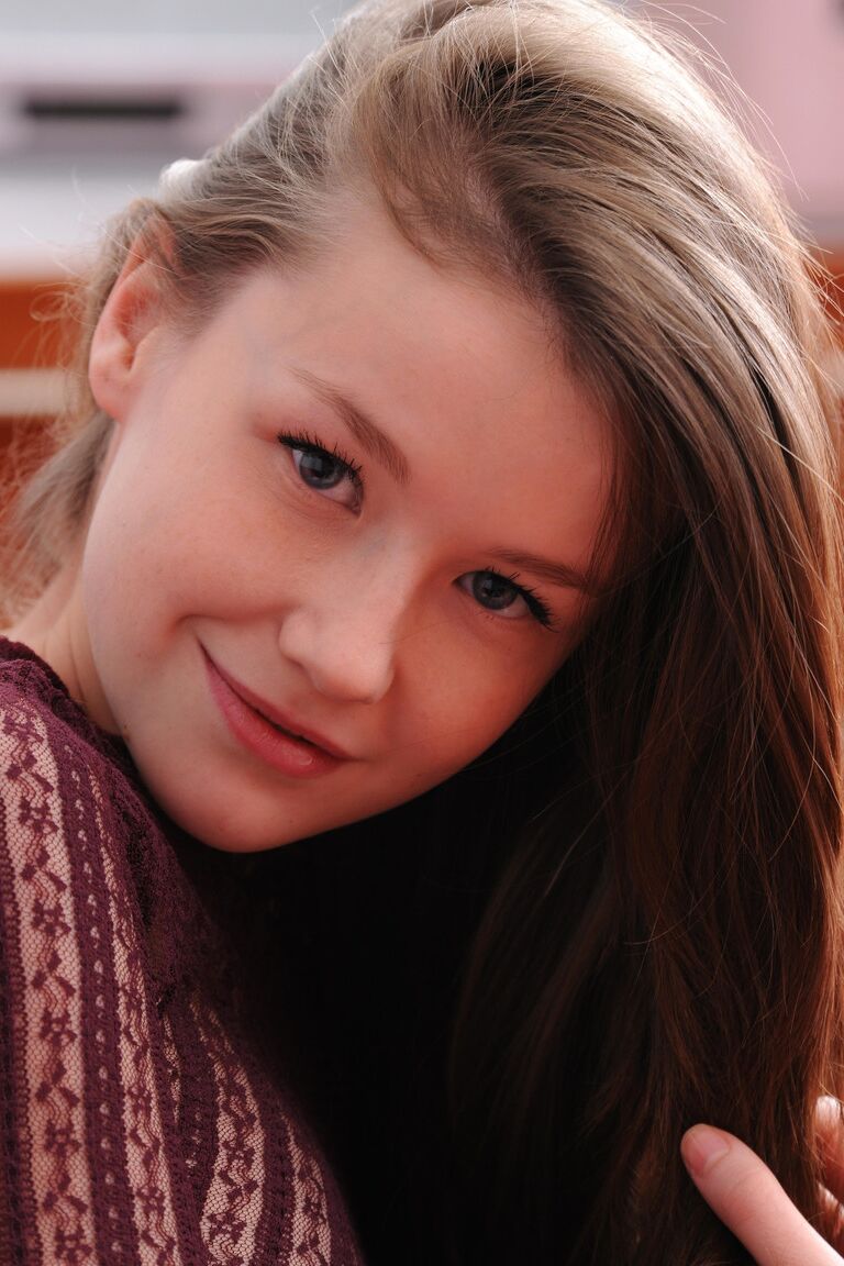 21P Adolescente fofa com peitos incríveis Emily Bloom tira apenas as meias