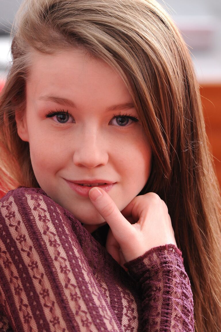 21P Adolescente fofa com peitos incríveis Emily Bloom tira apenas as meias