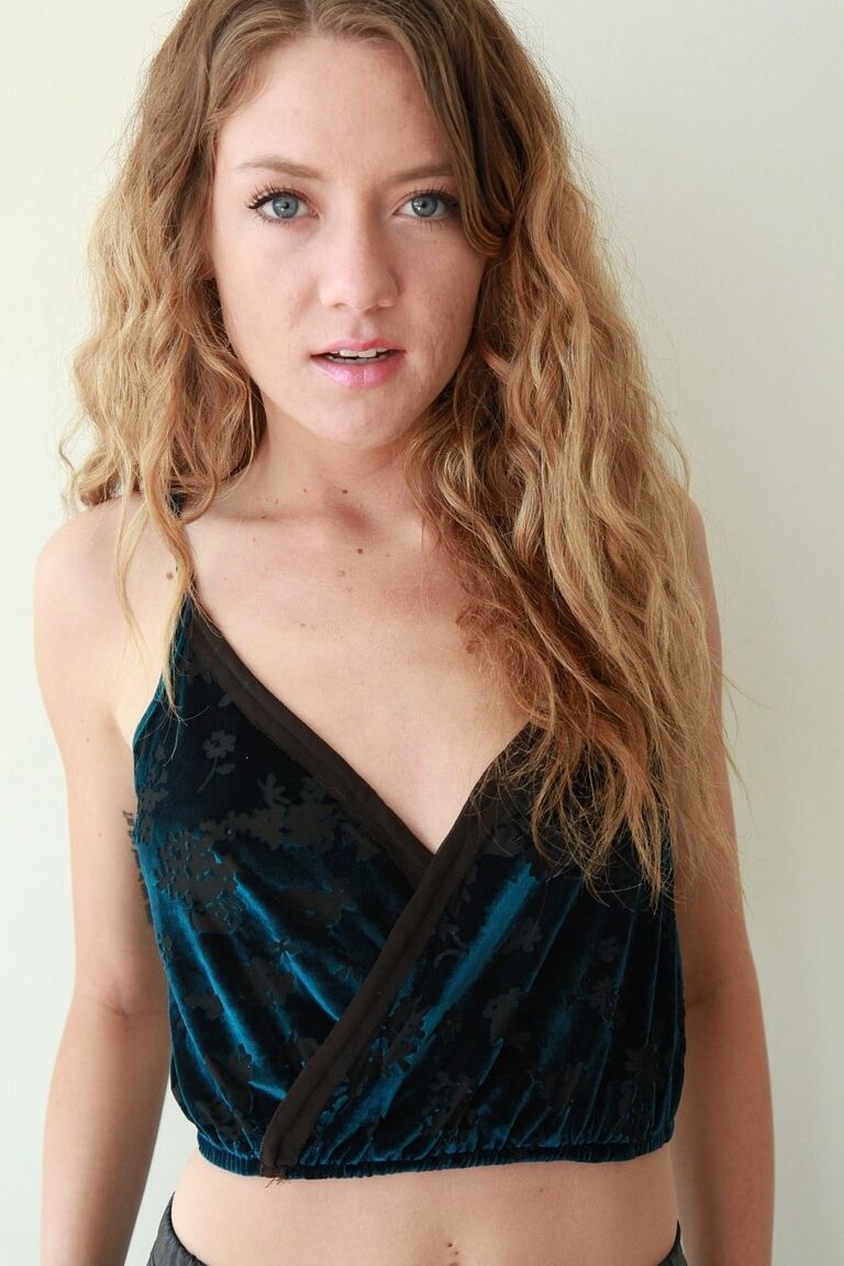 16P A linda adolescente Alison Faye revela seus peitinhos perfurados