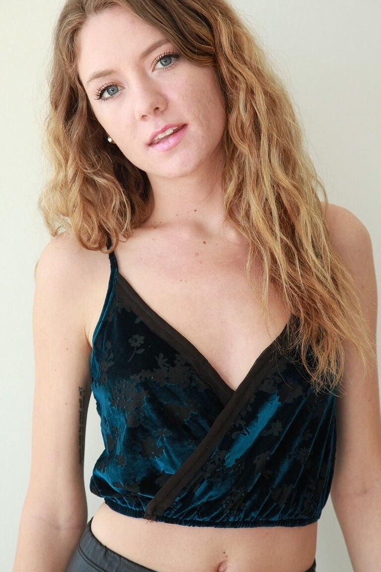 16P A linda adolescente Alison Faye revela seus peitinhos perfurados
