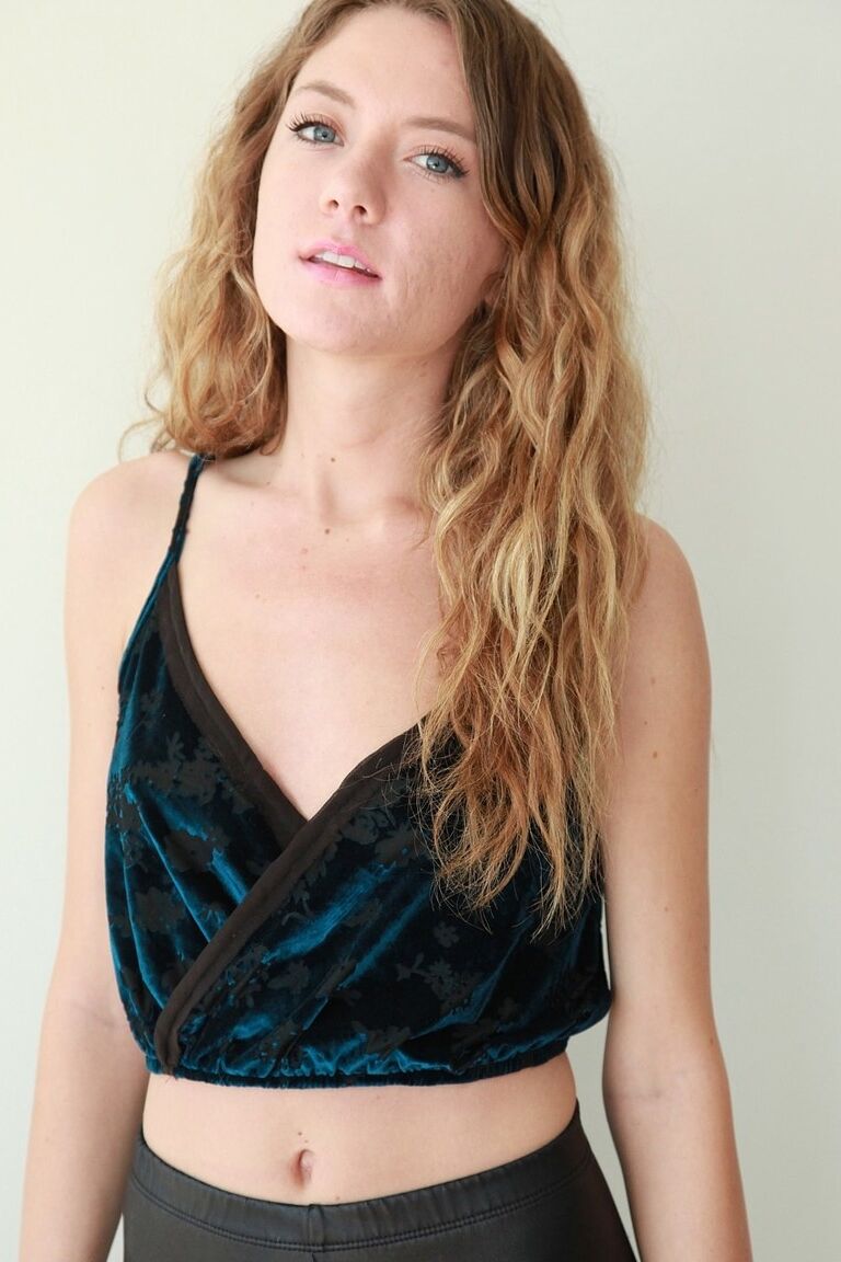 16P A linda adolescente Alison Faye revela seus peitinhos perfurados