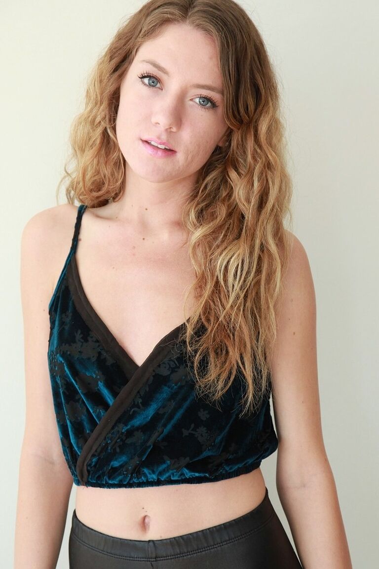 16P A linda adolescente Alison Faye revela seus peitinhos perfurados