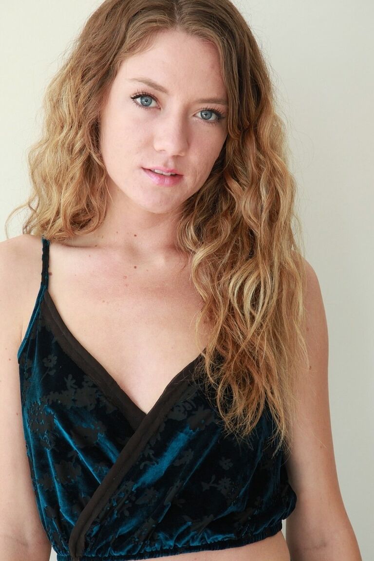 16P A linda adolescente Alison Faye revela seus peitinhos perfurados