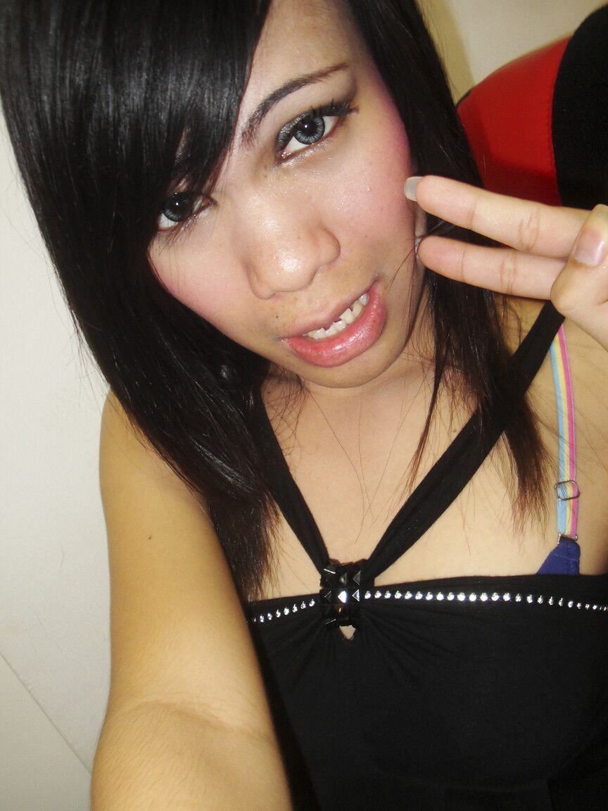 20P Fotos amateur de una joven ladyboy asiática desnudándose con un juguete sexual en la mano