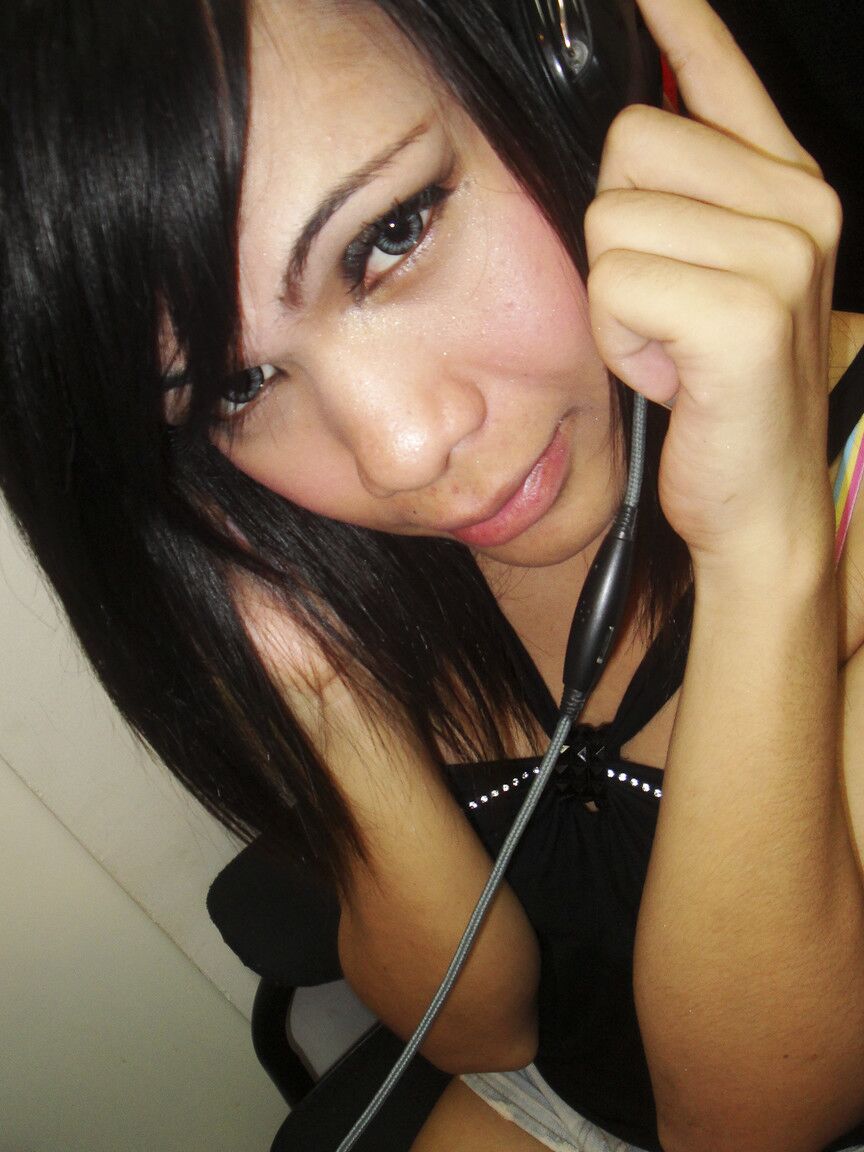 20P Fotos amateur de una joven ladyboy asiática desnudándose con un juguete sexual en la mano