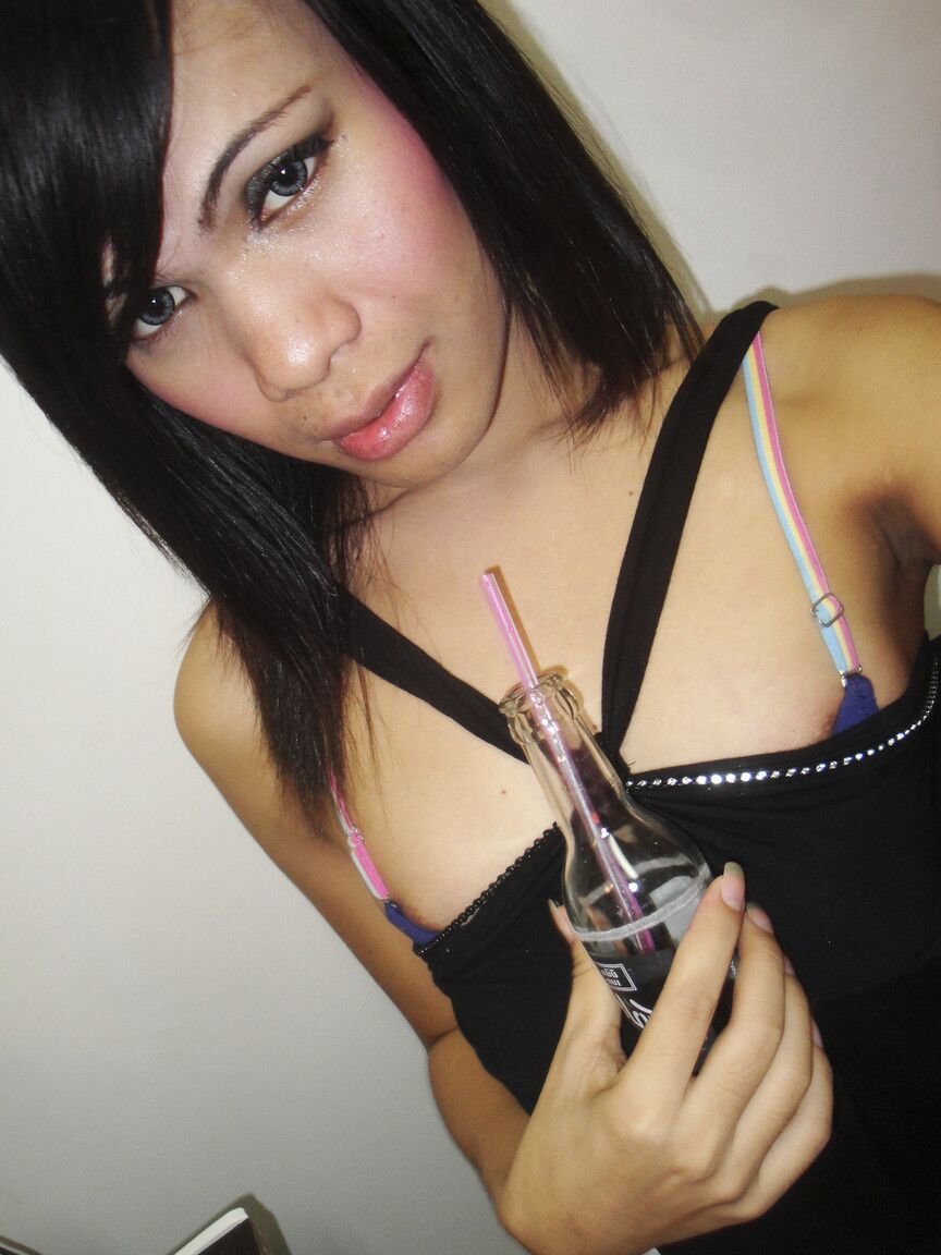20P Fotos amateur de una joven ladyboy asiática desnudándose con un juguete sexual en la mano