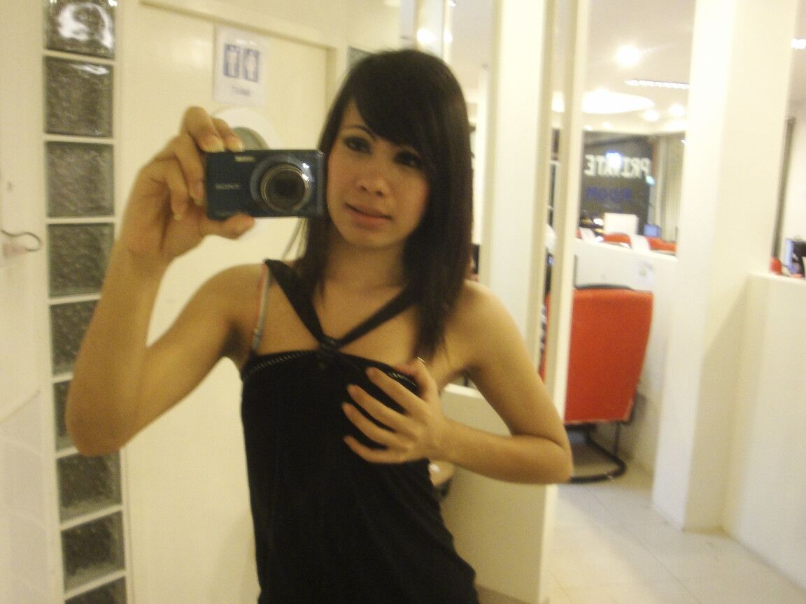 20P Fotos amateur de una joven ladyboy asiática desnudándose con un juguete sexual en la mano