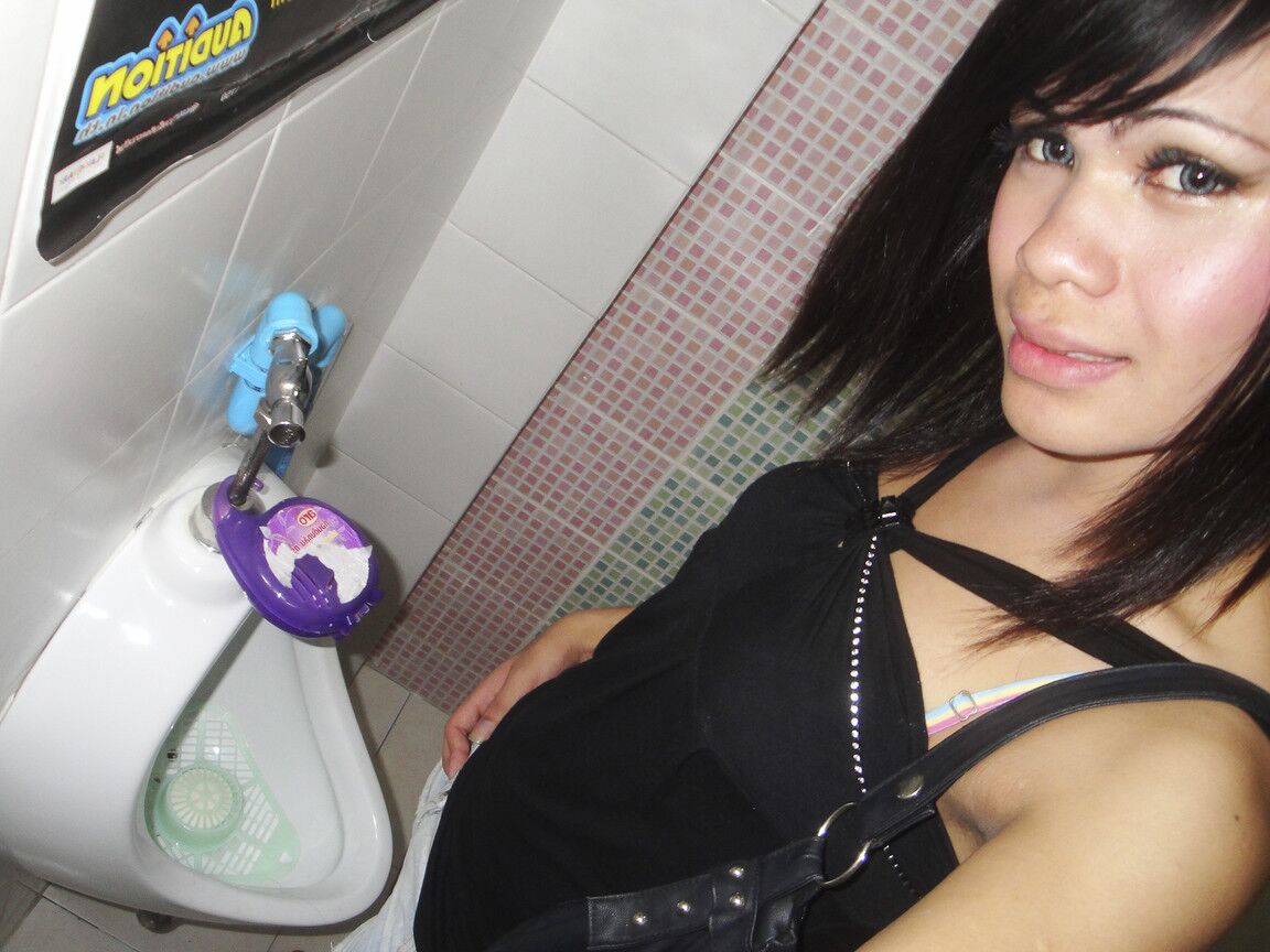 20P Fotos amateur de una joven ladyboy asiática desnudándose con un juguete sexual en la mano