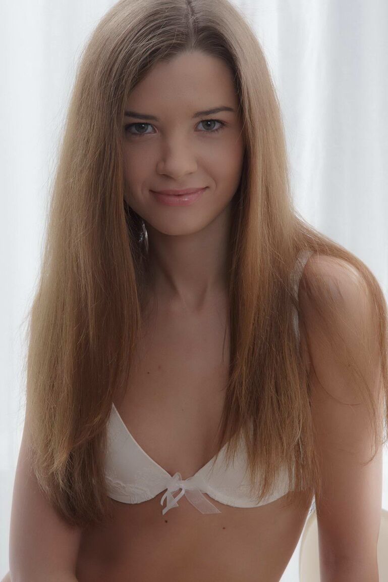 15P Die schöne Teenagerin Tini schiebt ein weißes Höschen über ihren perfekten Arsch