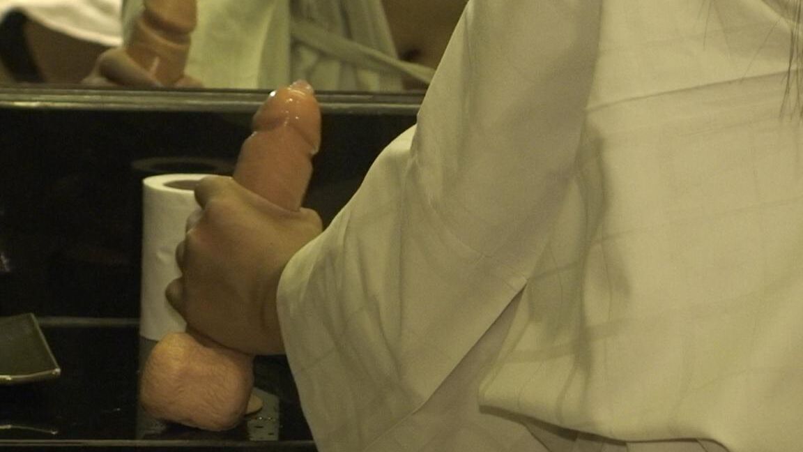 17P Tiny ladyboy da Ásia engole amigo de borracha e enfia-o no ânus lubrificado