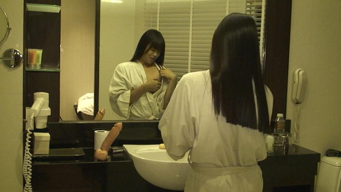 17P Tiny ladyboy da Ásia engole amigo de borracha e enfia-o no ânus lubrificado