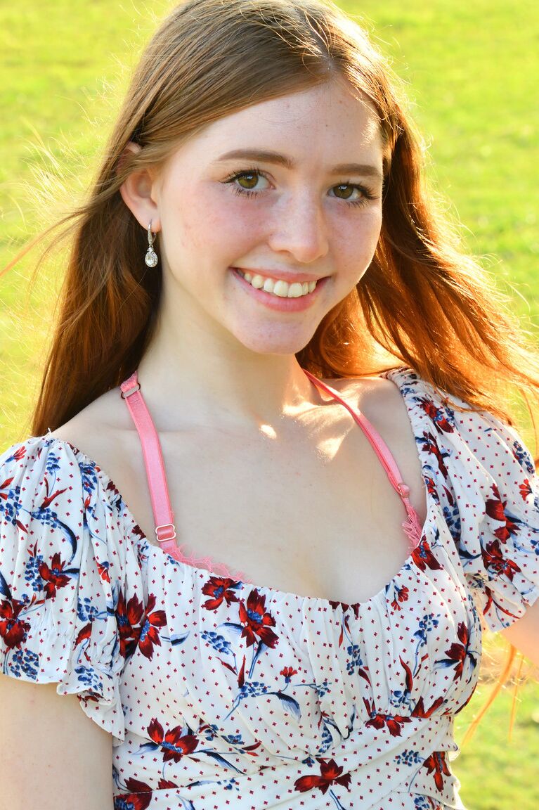 21P A glamorosa adolescente Myra tira seu lindo vestido de verão para posar nua ao ar livre