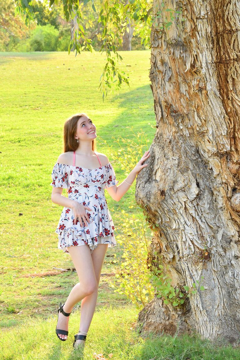 21P A glamorosa adolescente Myra tira seu lindo vestido de verão para posar nua ao ar livre