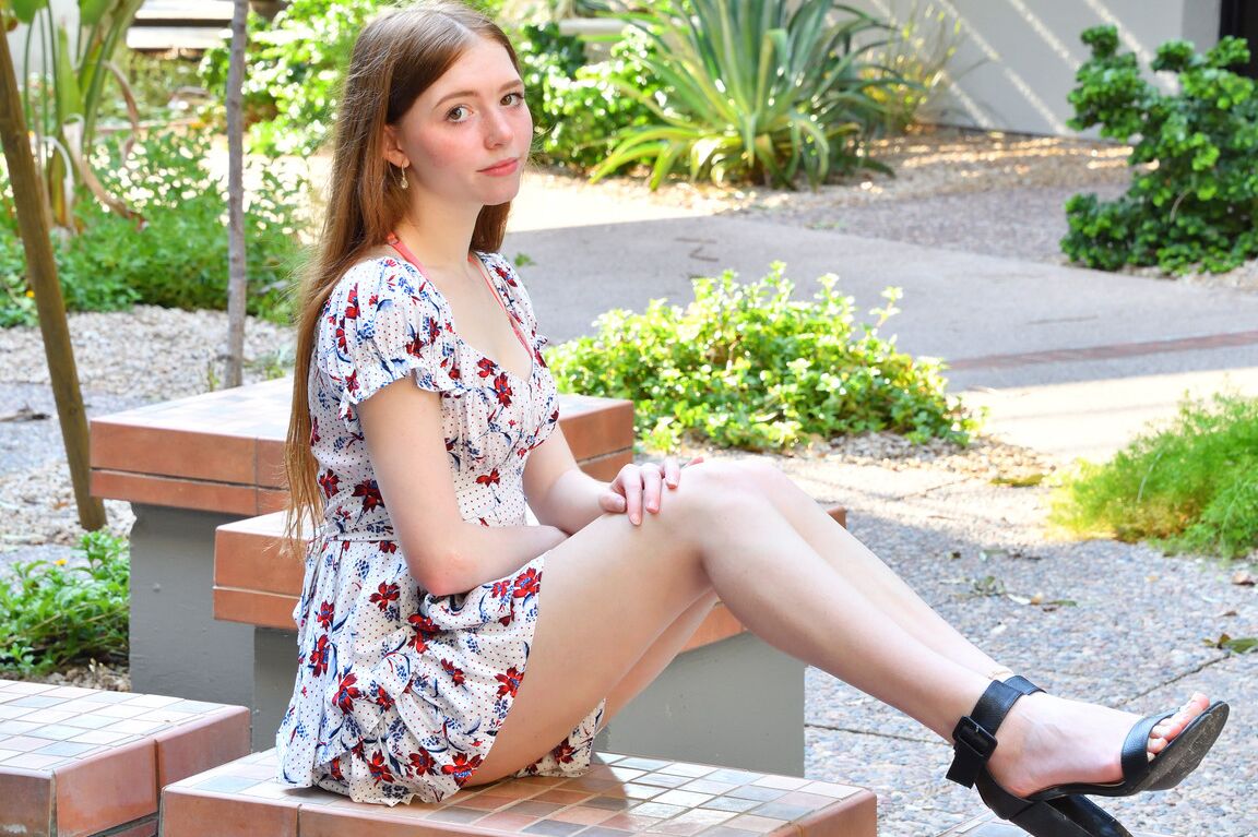 21P A glamorosa adolescente Myra tira seu lindo vestido de verão para posar nua ao ar livre