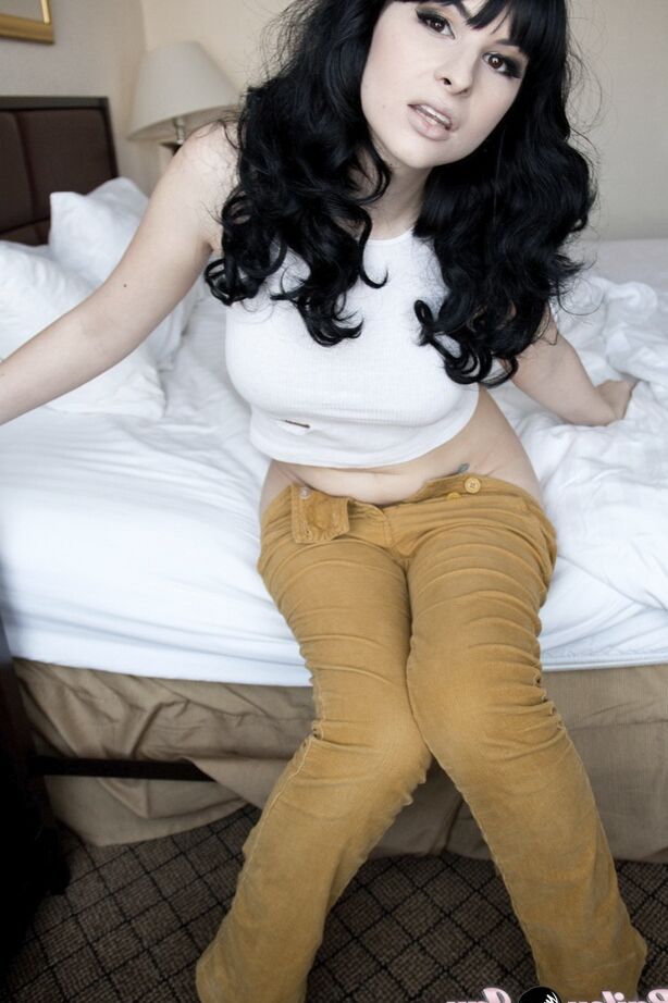 12P Грудастая Bailey Jay раздевается на кровати