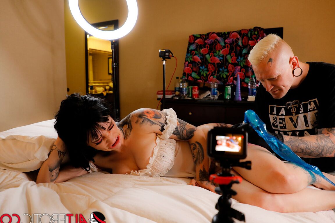 16P La morena muy tatuada Misha Montana muestra su coño mientras se hace un nuevo tatuaje