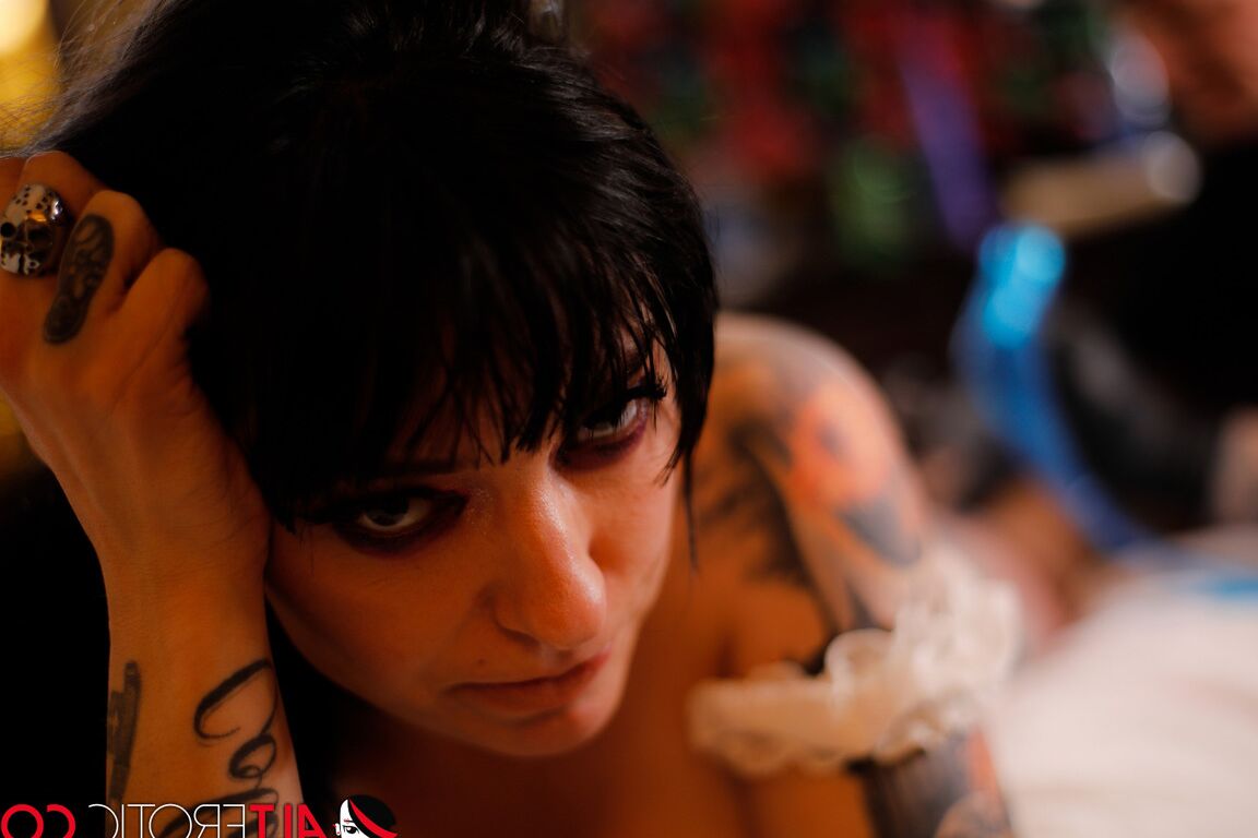 16P La morena muy tatuada Misha Montana muestra su coño mientras se hace un nuevo tatuaje