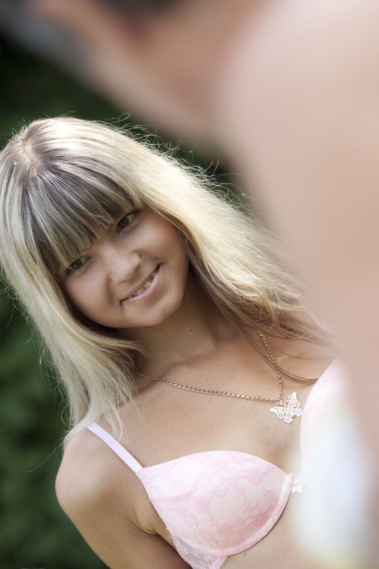 21P A fofa Gina Gerson expõe seus peitos pequenos e pega um velho dong de jardineiro
