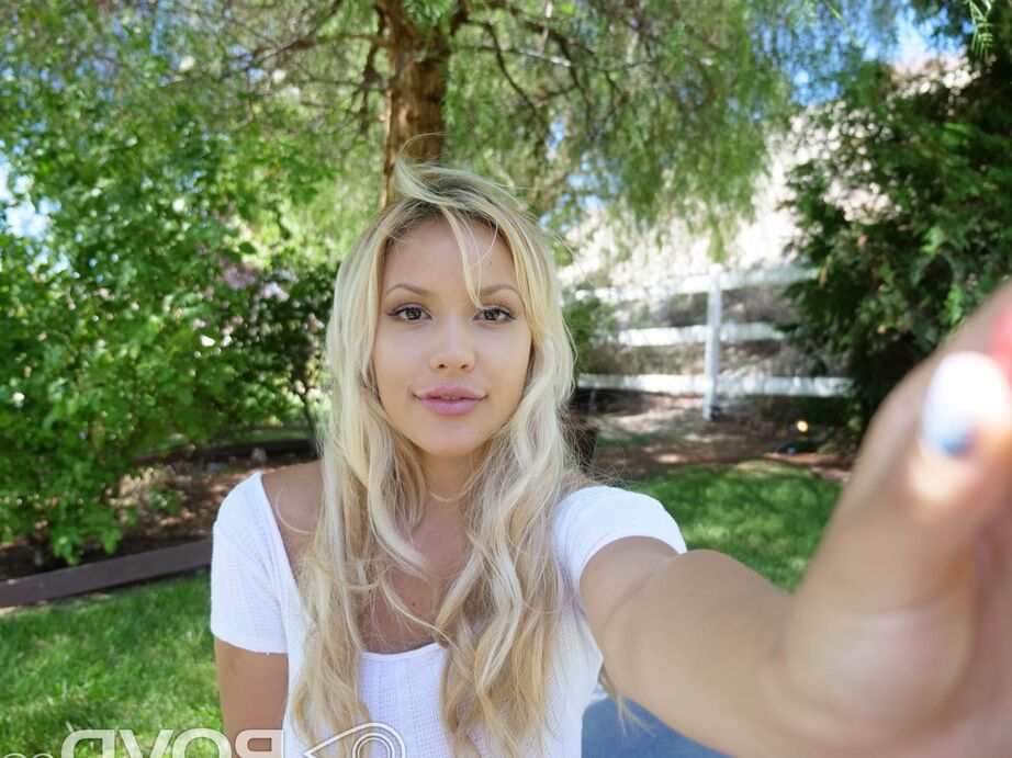16P La jolie blonde Kylie Page dévoile ses dix gros seins naturels à l'ombre
