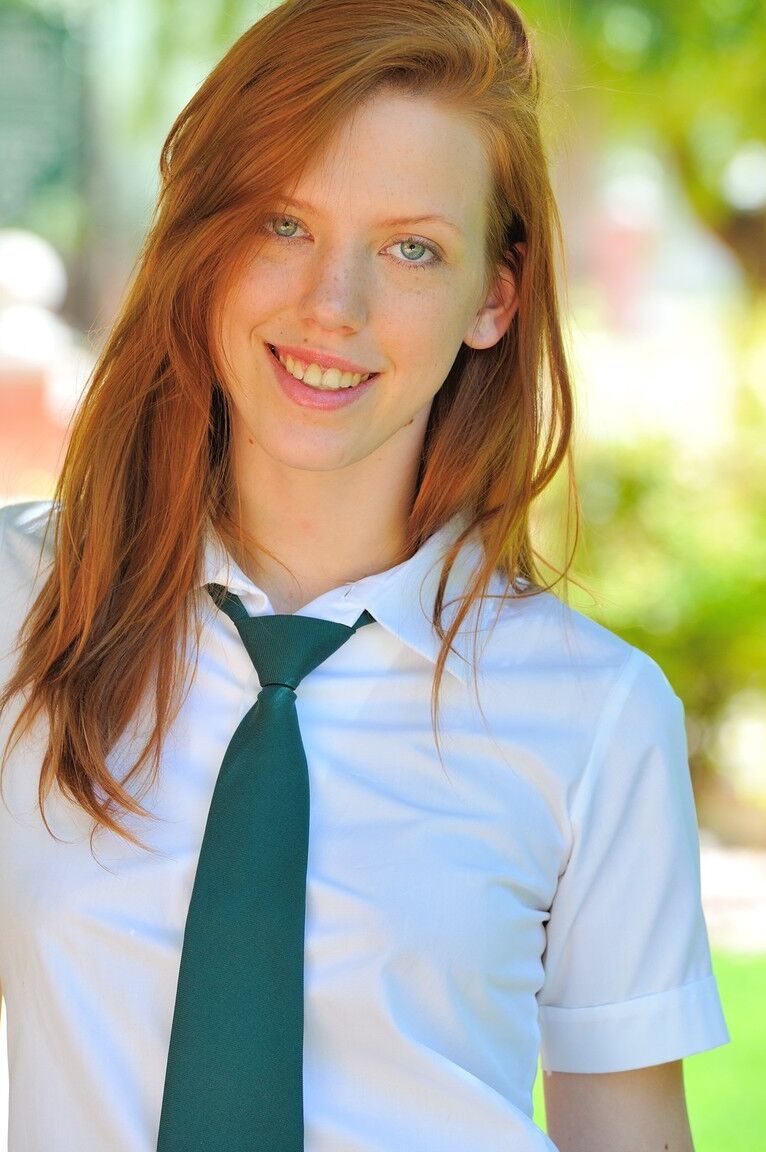 21P La glamorosa colegiala Lacie mostrando sus pezones hinchados