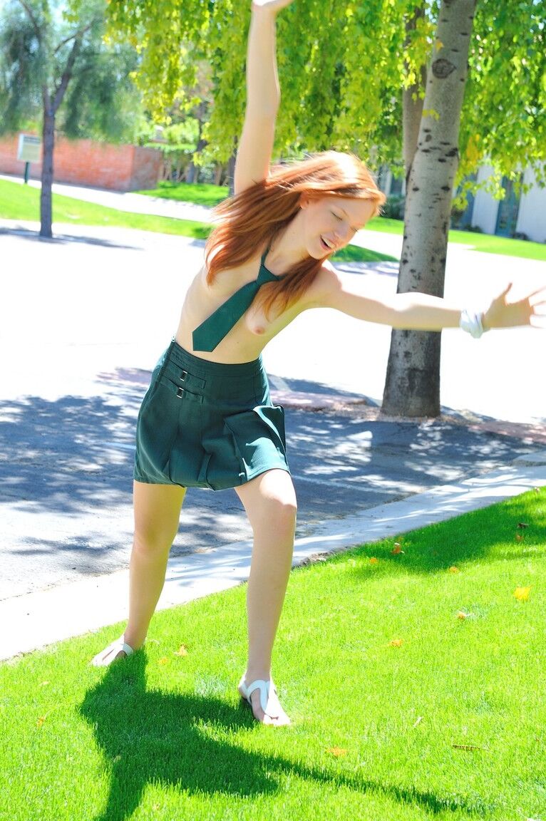 21P La glamorosa colegiala Lacie mostrando sus pezones hinchados
