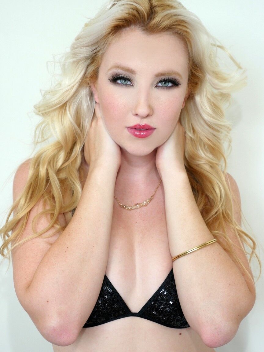 14P Gorgeous blonde Samantha Rone poses in lingerie and gets between ten dicks