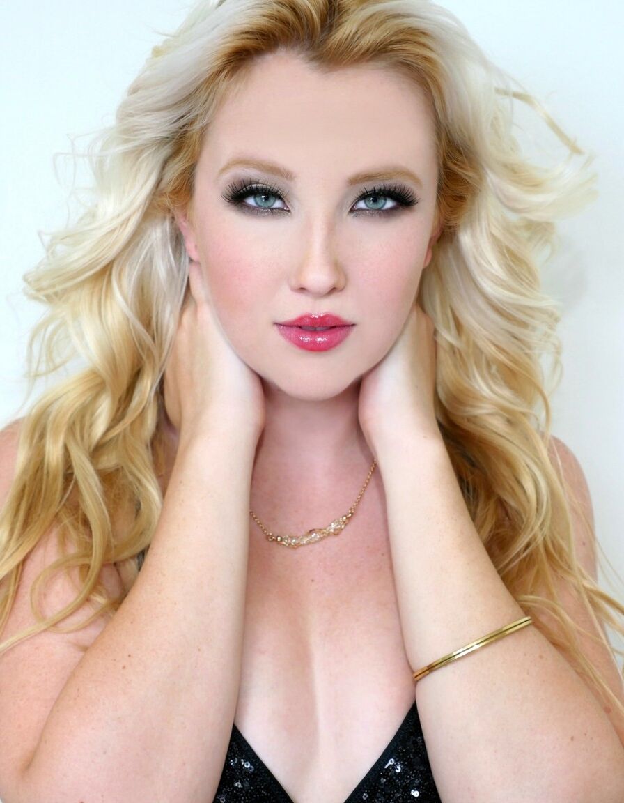 14P Gorgeous blonde Samantha Rone poses in lingerie and gets between ten dicks