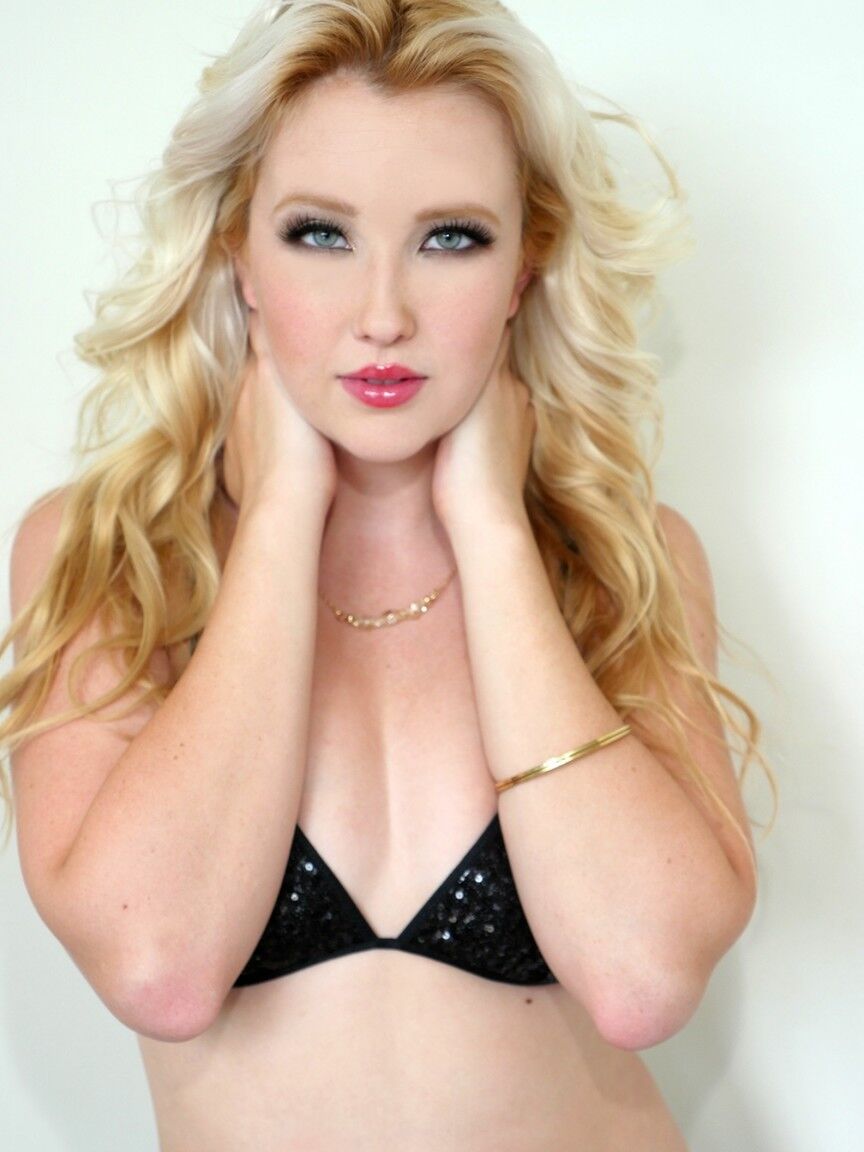 14P Gorgeous blonde Samantha Rone poses in lingerie and gets between ten dicks