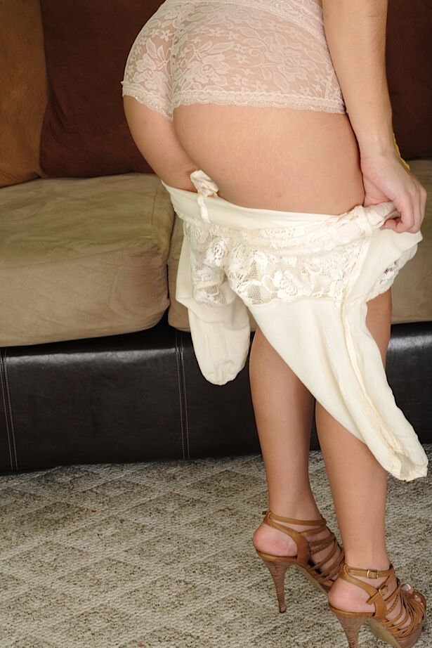 16P La jeune mignonne Natalie Monroe pose en sous-vêtements et soutien-gorge sexy pour adolescente.