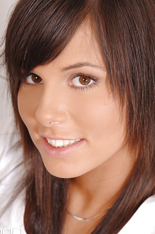 16P La estrella porno adolescente Melanie Memphis se masturba el coño mojado en primer plano