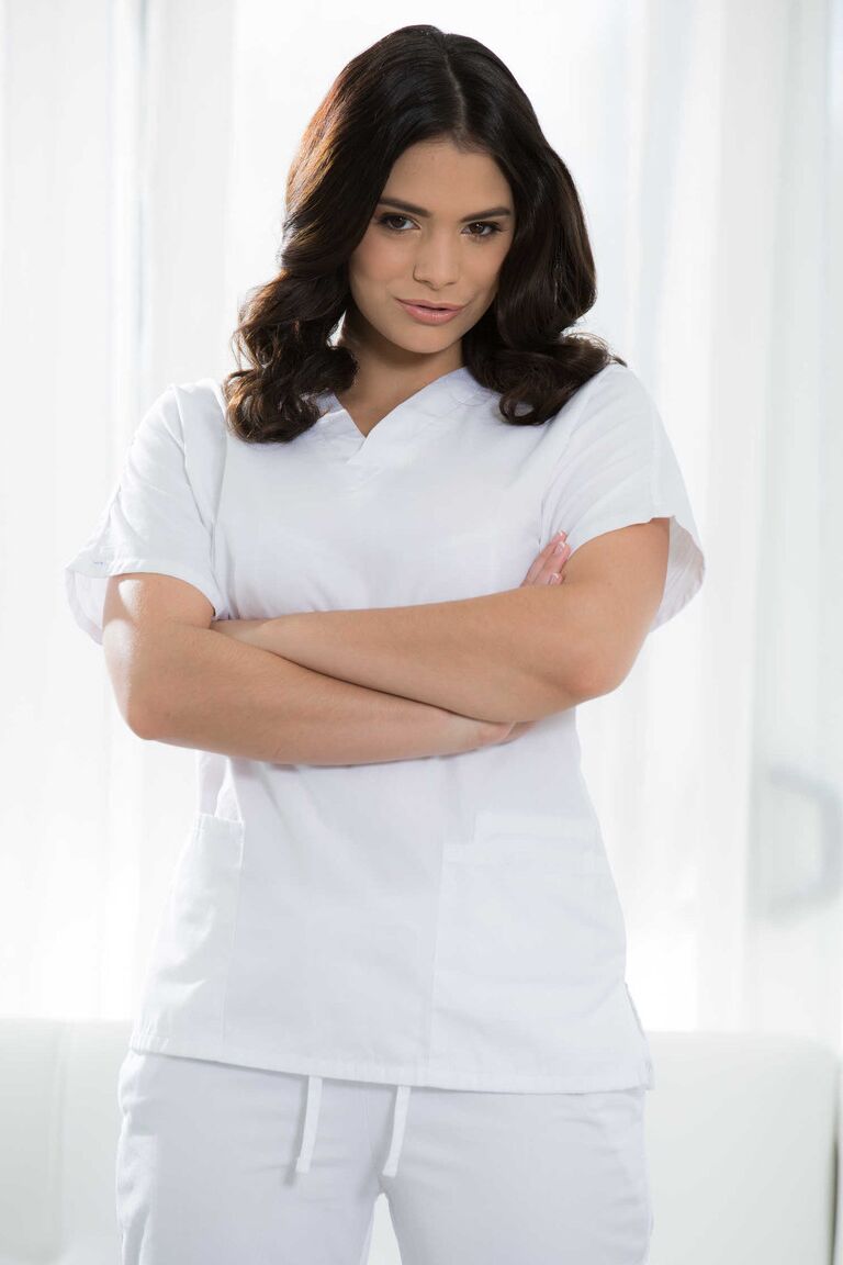 21P La fina joven morena Violet Starr se quita el uniforme de masaje y muestra su culo