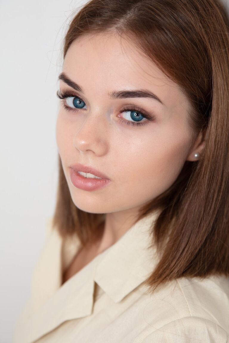 20P A adolescente glamorosa Keira Blue tira seu casaco sexy e espalha seu lindo castor